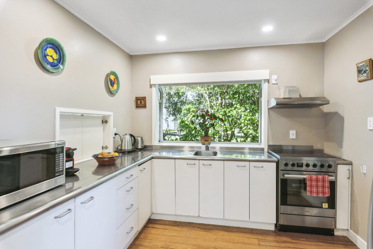 16 Kakariki Grove, Waikanae - Carousel 2