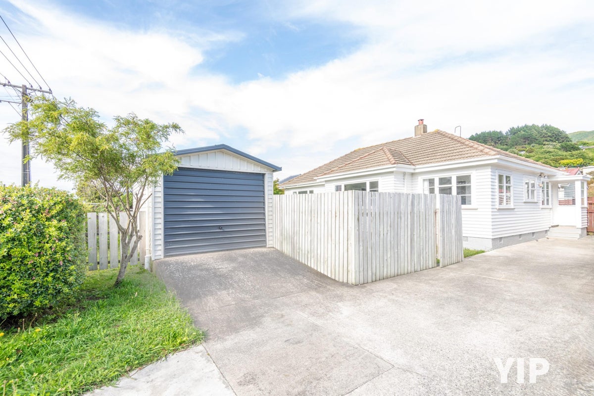 33 Findlay Street, Tawa, Wellington - Carousel 1