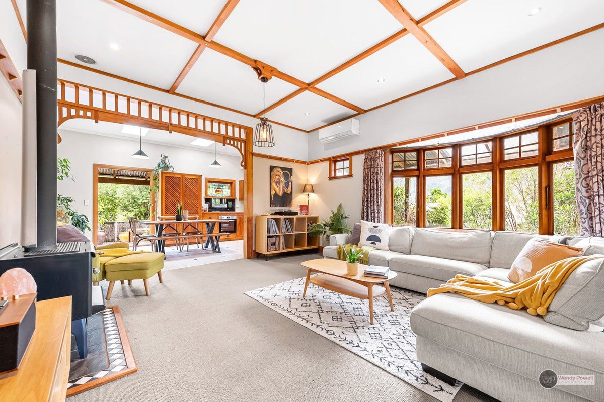 6 Prouse Grove, Silverstream, Upper Hutt - Carousel 2