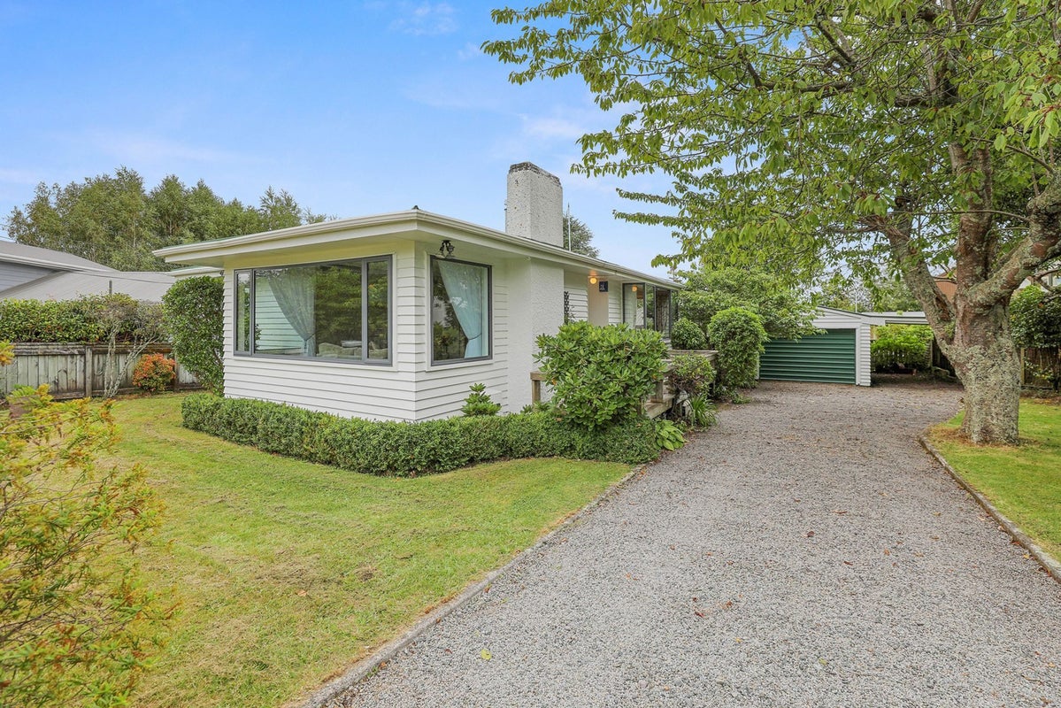 2 Gradwell Place, Two Mile Bay, Taupo - Carousel 2