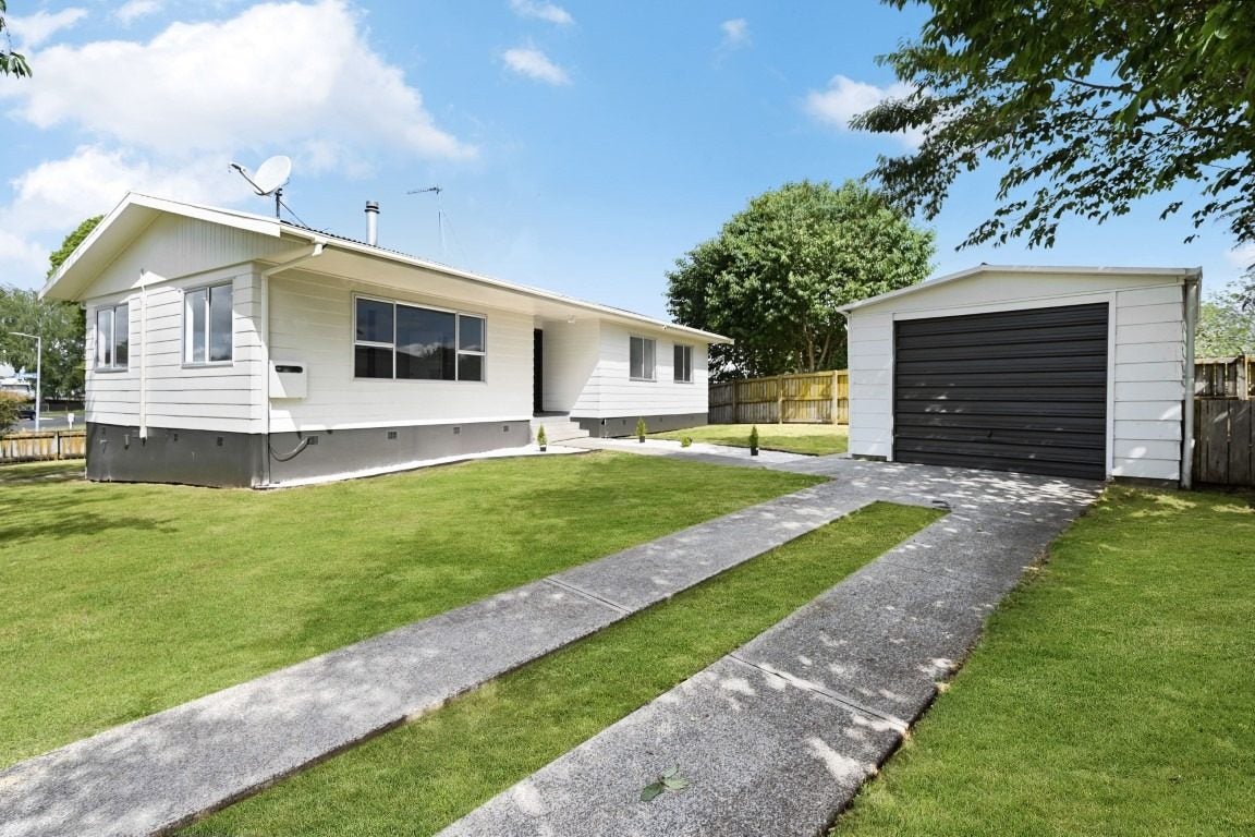11 Crawshaw Drive, Nawton, Hamilton - Carousel 1