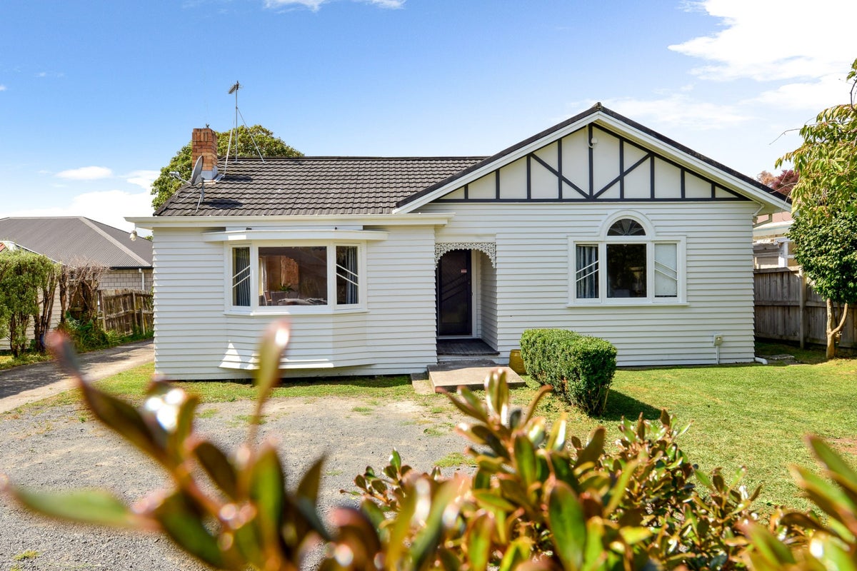 13 Bond Street, Hamilton East, Hamilton - Carousel 2