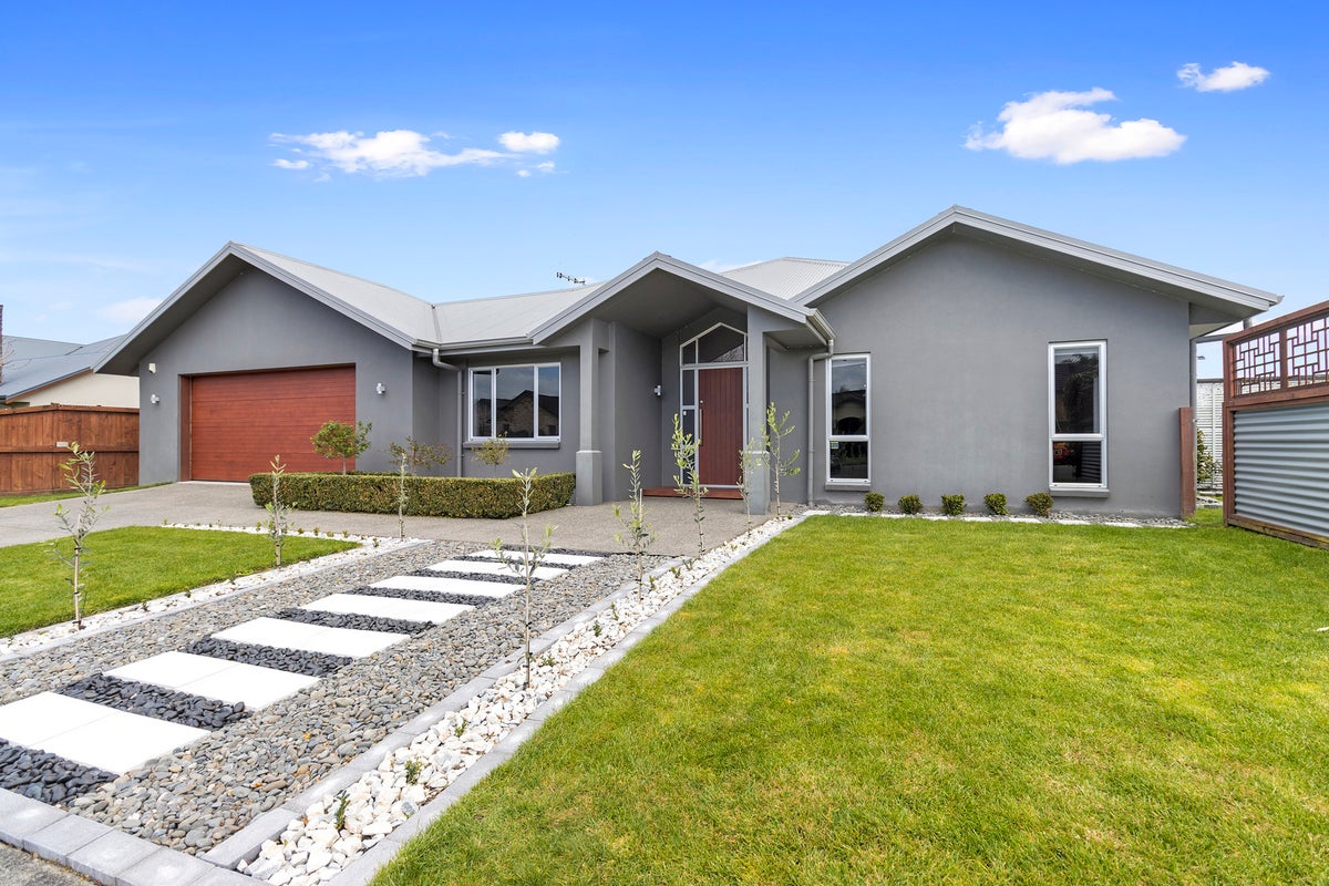 37 Barrington Drive, Huntington, Hamilton - Carousel 2