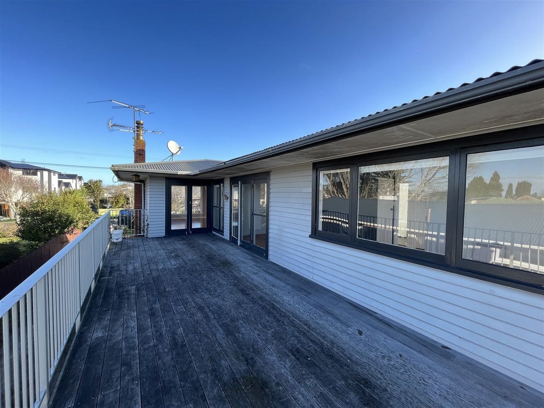 21 Yeovil Road, Te Atatu Peninsula, Auckland - Carousel 2