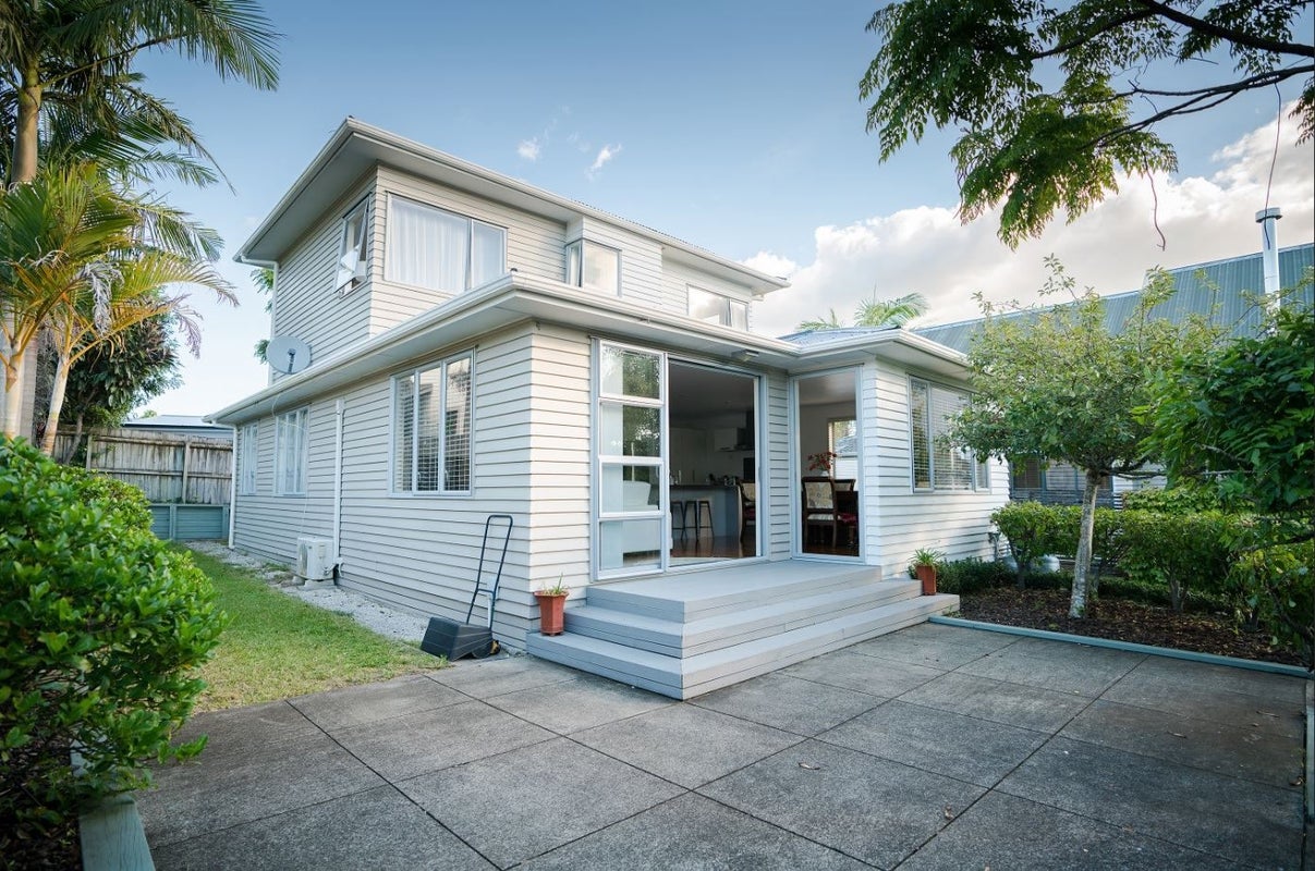 8A Kenmure Avenue, Forrest Hill, Auckland - Carousel 1