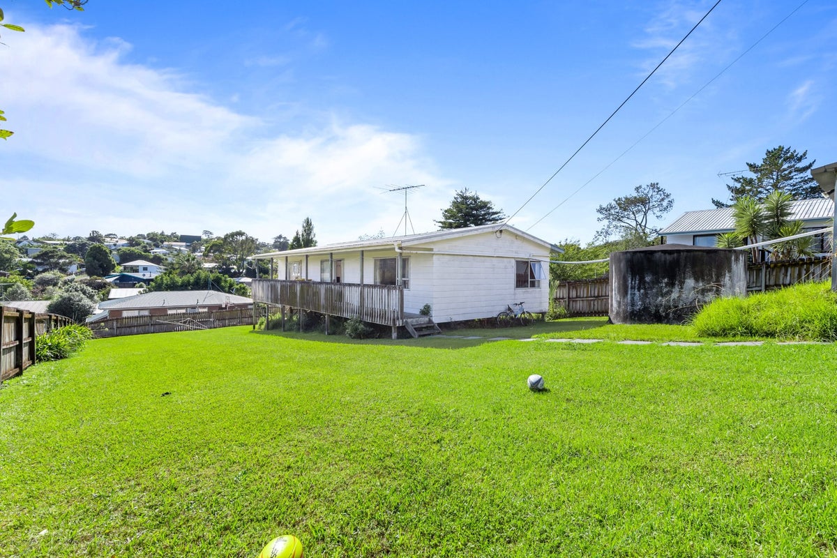 376 Whangaparaoa Road, Stanmore Bay, Whangaparaoa - Carousel 1