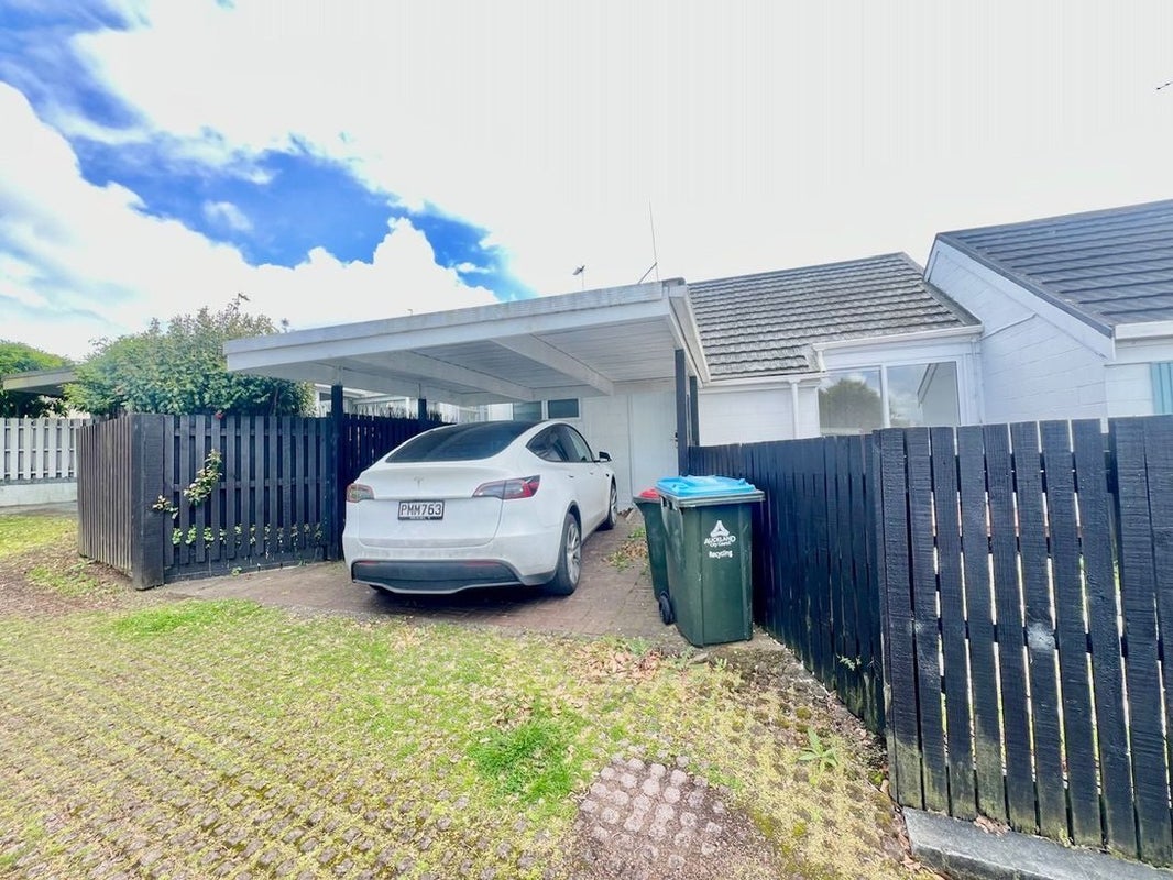 2/92 Aranui Road, Mount Wellington, Auckland - Carousel 1
