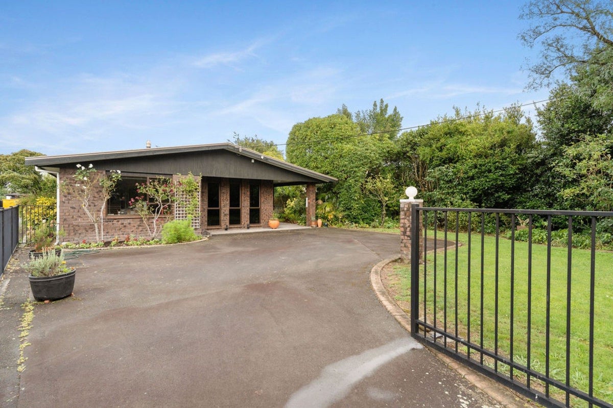 74 Park Road, Carterton, Carterton - Carousel 1