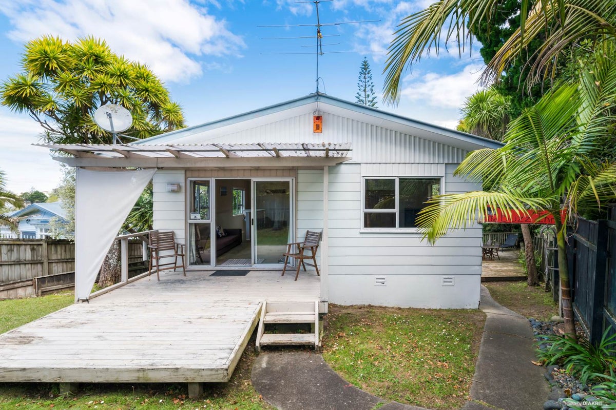 127 Brian Crescent, Stanmore Bay, Whangaparaoa - Carousel 1
