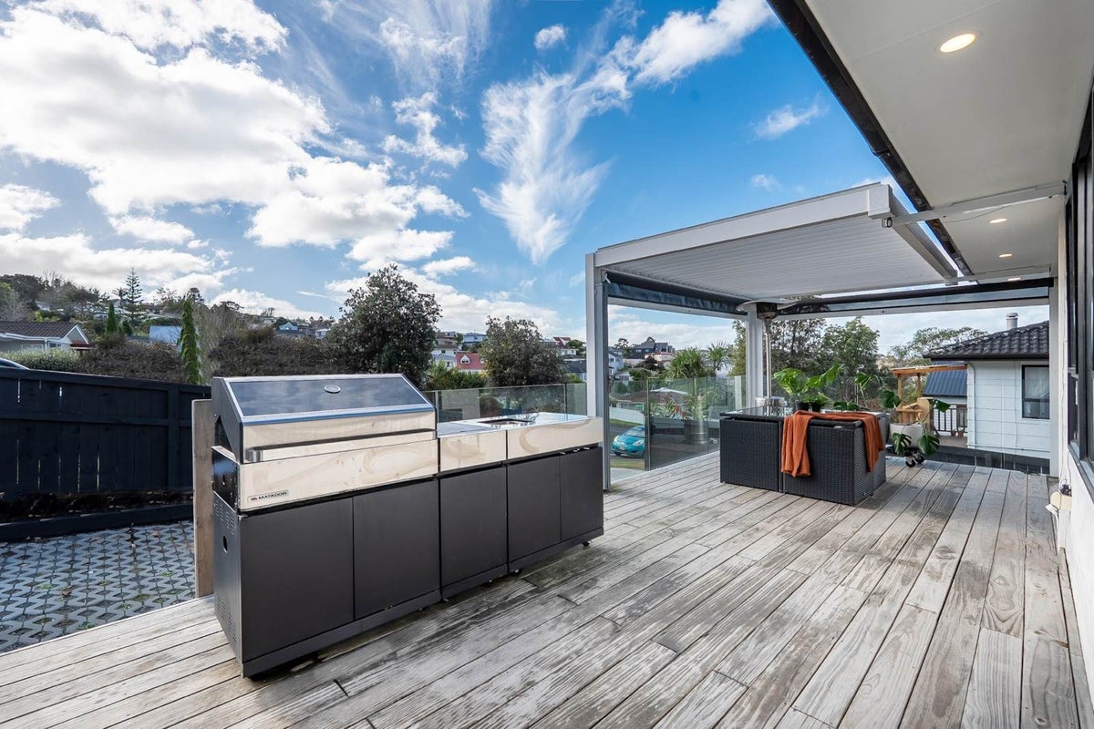 33 Trias Road, Totara Vale, Auckland - Carousel 1