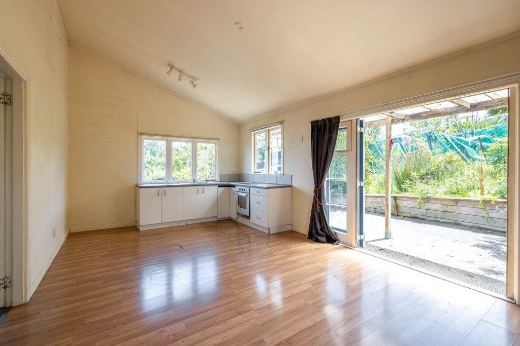 8 Wellington Road, Surfdale, Waiheke Island - Carousel 1