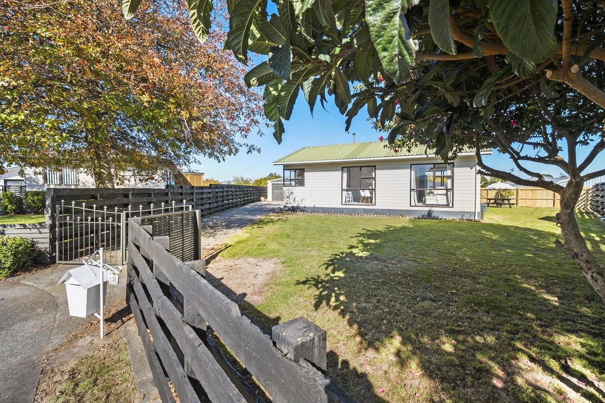 18 Suzanne Grove, Kelvin Grove, Palmerston North - Carousel 30