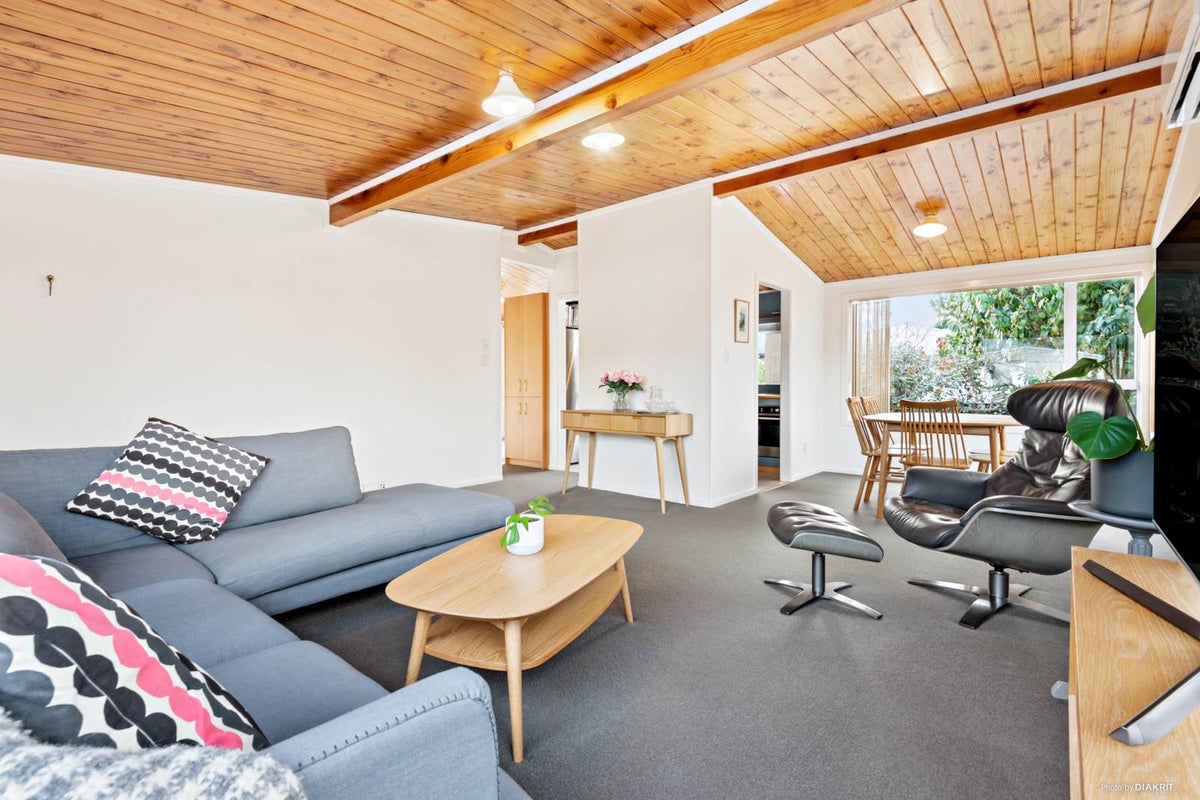 1/1 Stokes Avenue, Te Atatu Peninsula, Auckland - Carousel 2