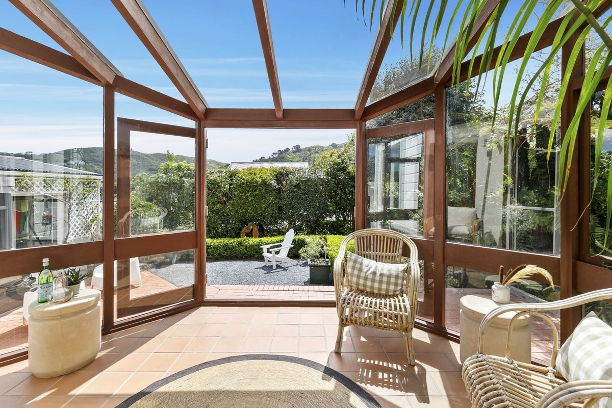 198 Karori Road, Karori, Wellington - Carousel 1