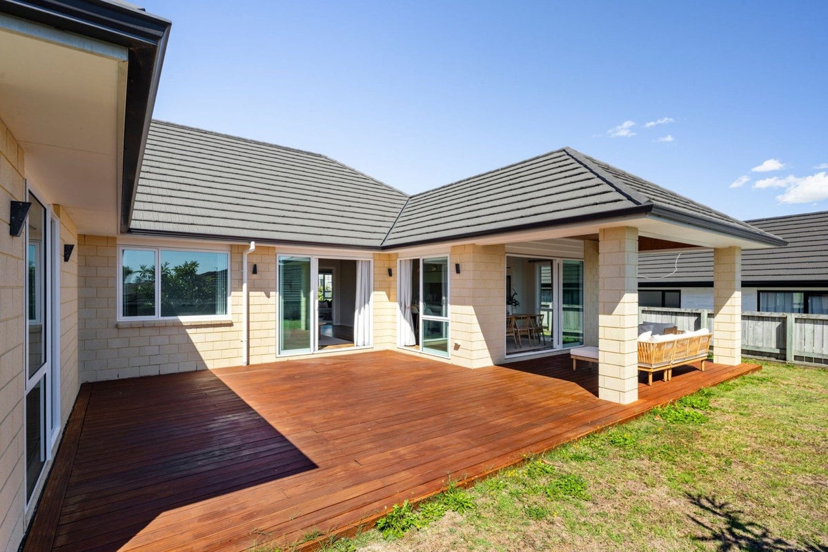 13 Rose Berry Crescent, Flagstaff, Hamilton - Carousel 2