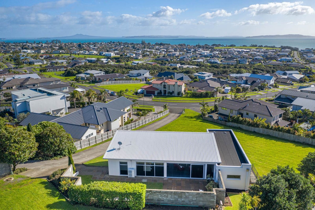 31 Liberty Crescent, Beachlands, Auckland - Carousel 1