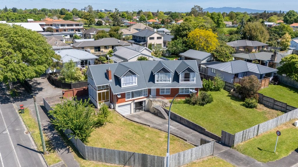 1121 Heaphy Terrace, Fairfield, Hamilton - Carousel 1