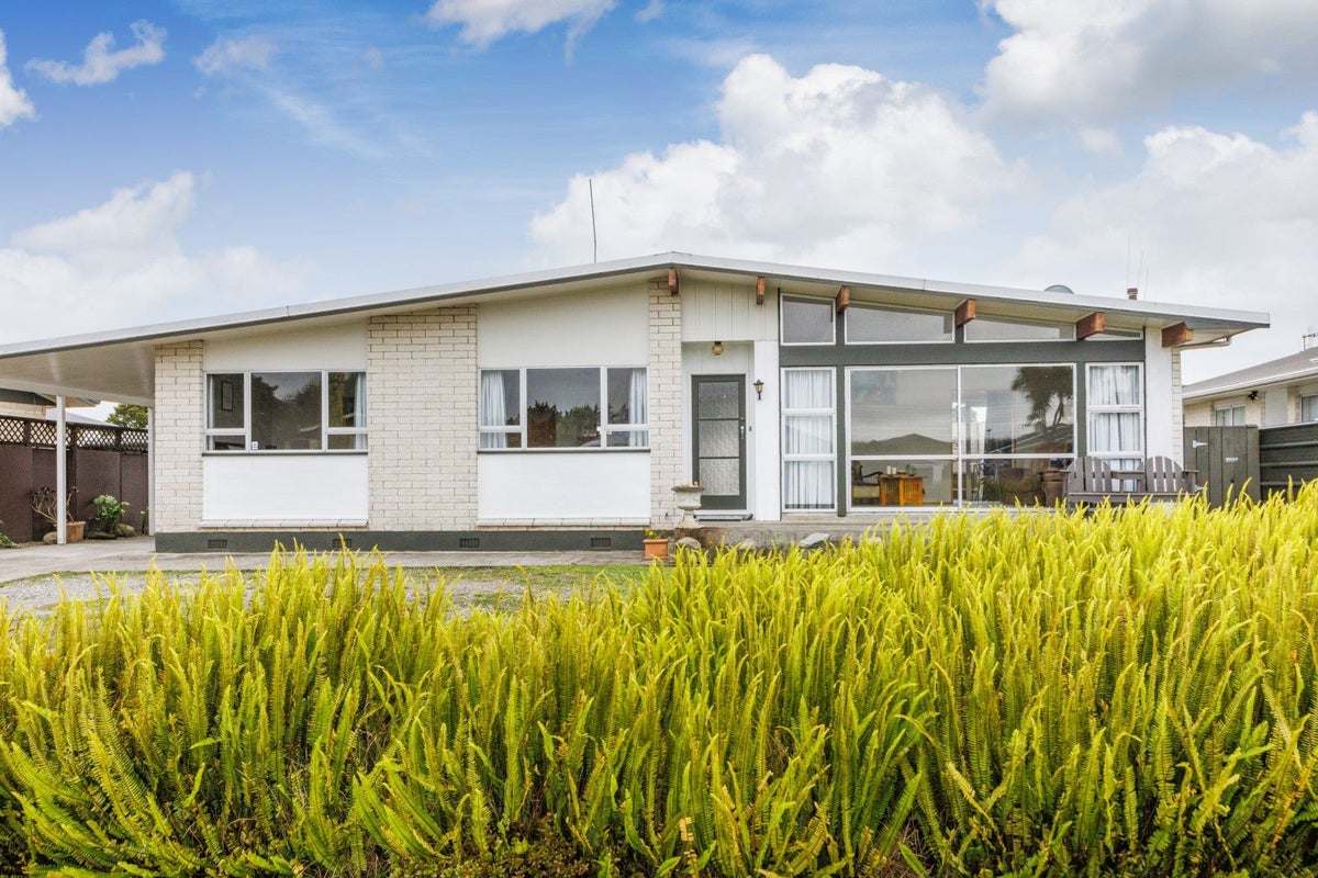 17 Pinedale Parade, Milson, Palmerston North - Carousel 1