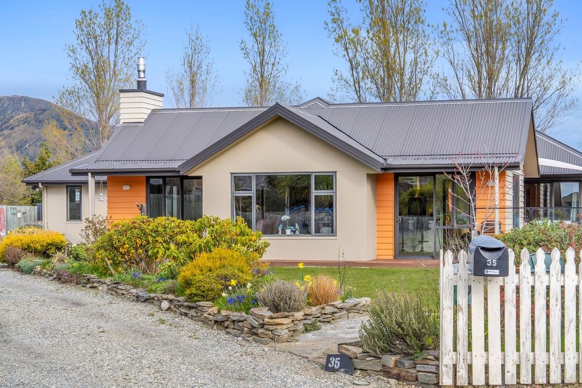 35 Charles Court, Lake Hawea, Wanaka - Carousel 1