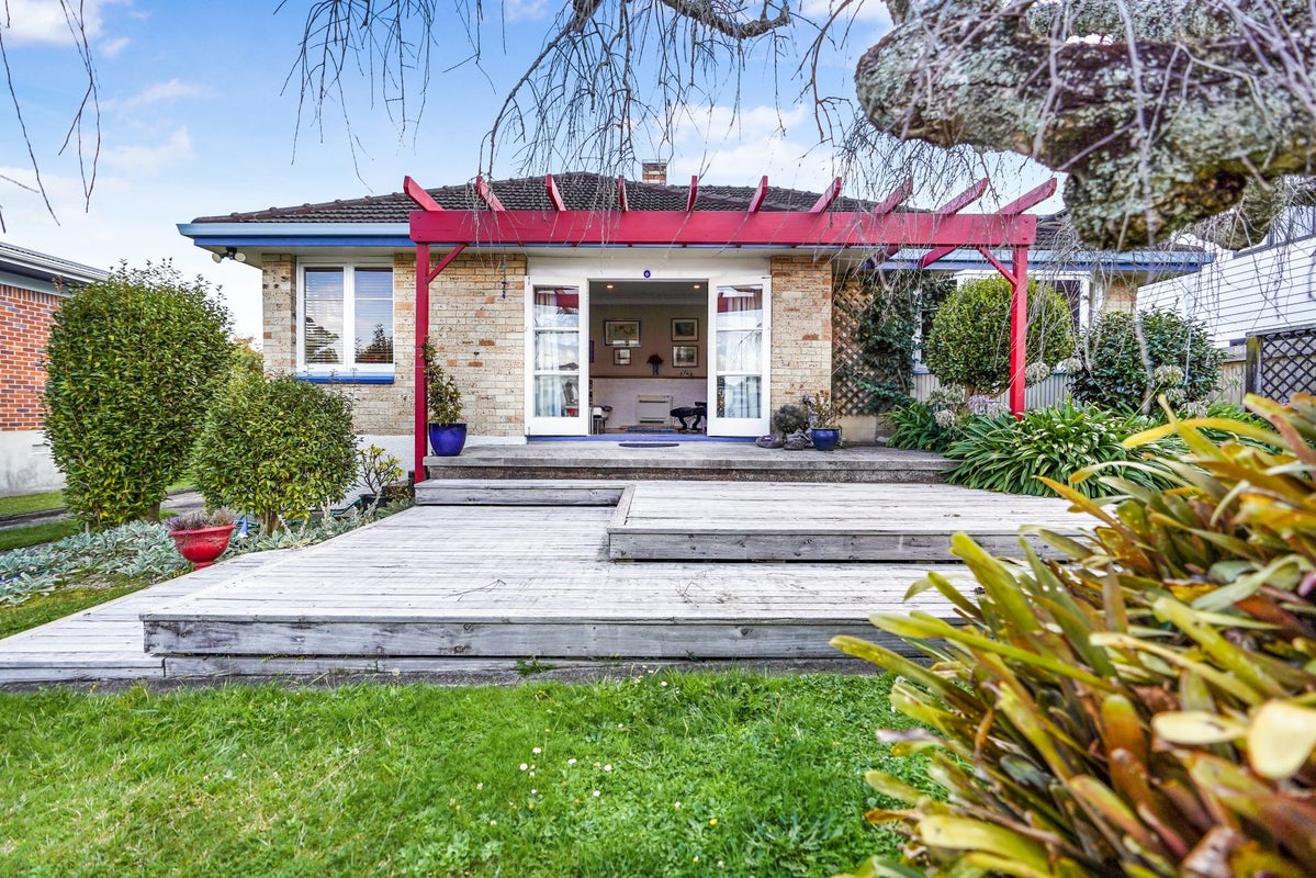15 Kelvin Place, Hamilton East, Hamilton - Carousel 1