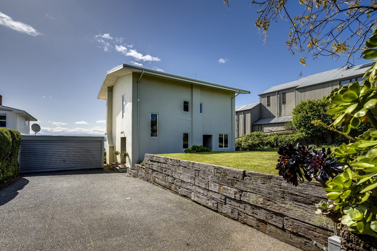 8 Lambton Road, Hospital Hill, Napier - Carousel 11
