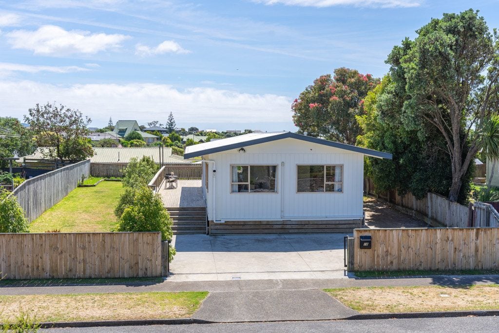 18 Hicks Crescent, Waikanae Beach, Waikanae - Carousel 1