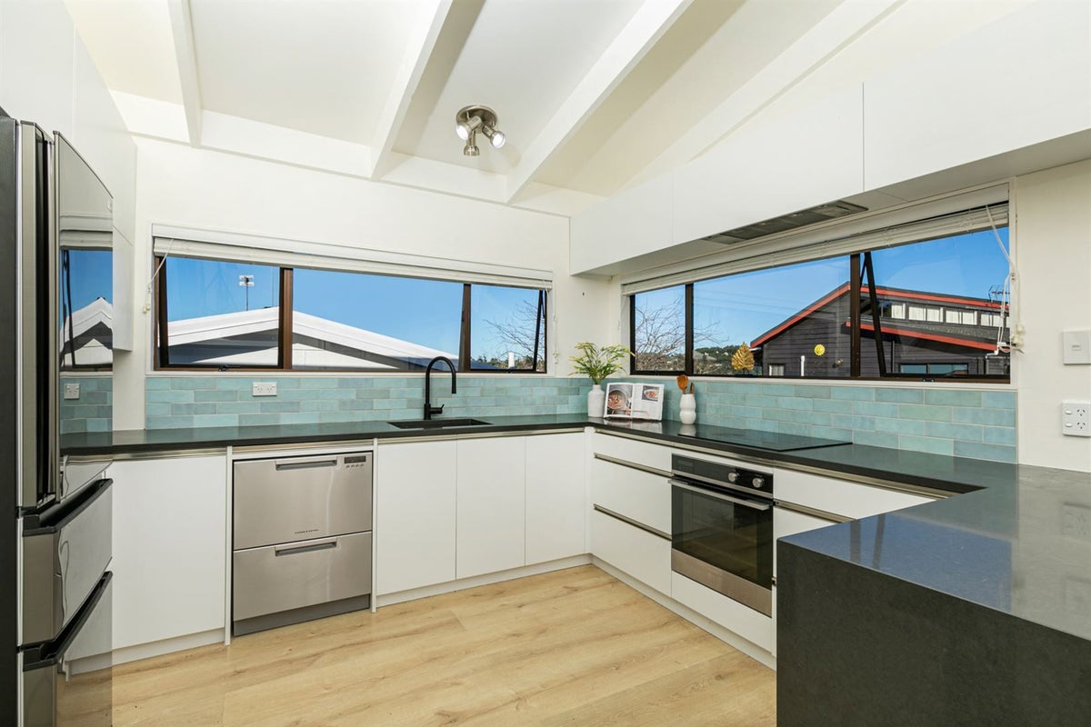 1/130 Golf Road, Titirangi, Auckland - Carousel 2