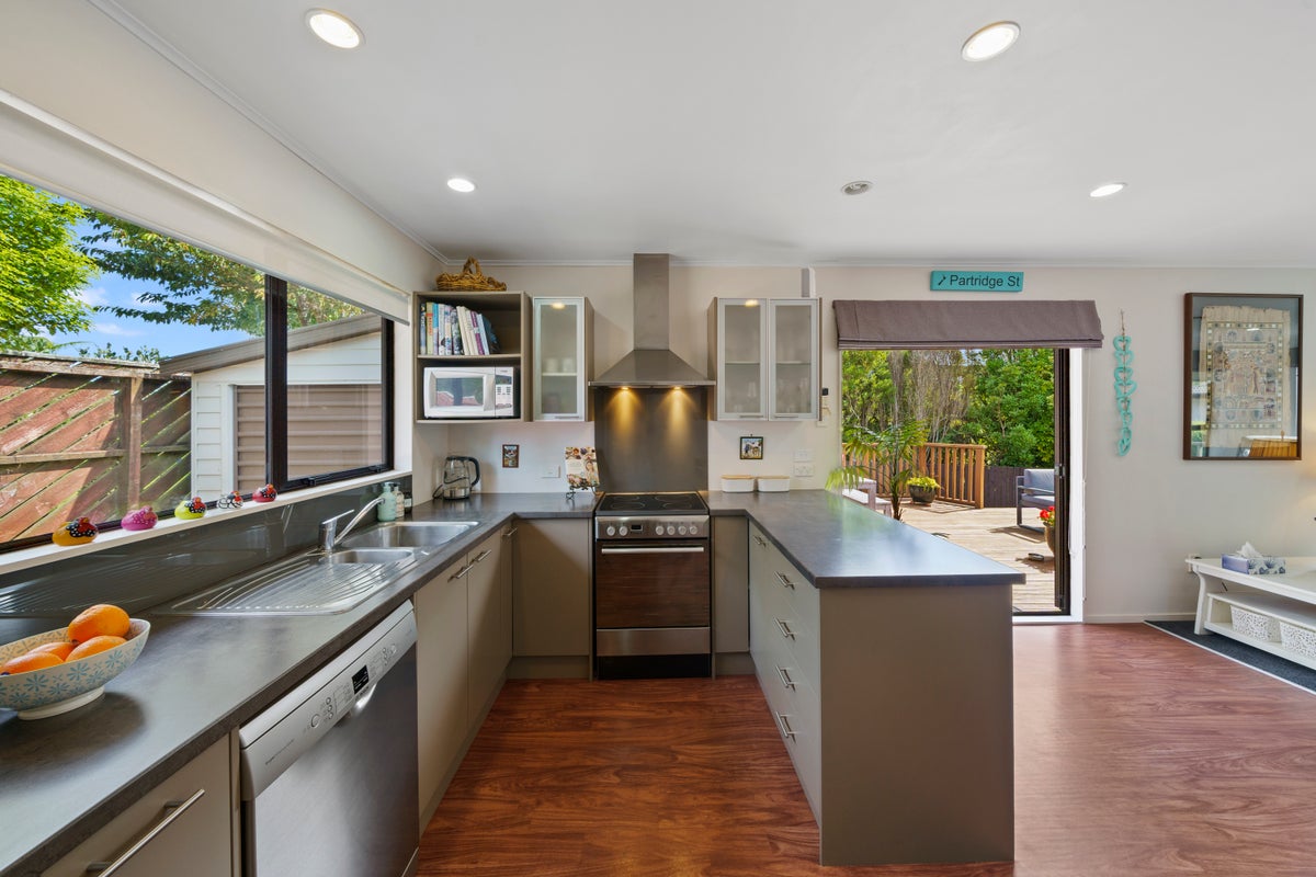 2 Tedder Way, Karori, Wellington - Carousel 2