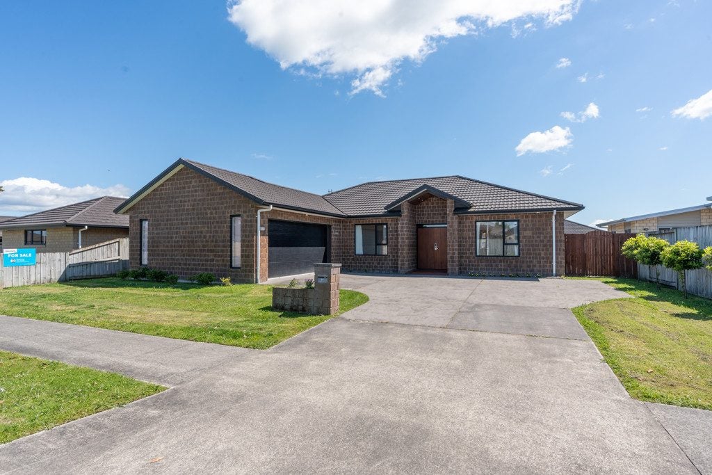 11 Sirius Crescent, Rototuna North, Hamilton - Carousel 1