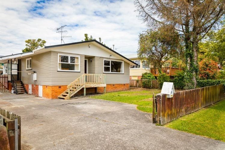 52 Stottholm Road, Titirangi, Auckland - Carousel 1