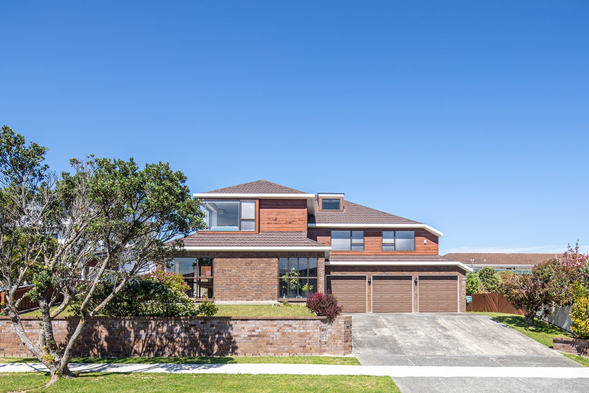 32 Kaikoura Street, Maupuia, Wellington - Carousel 1