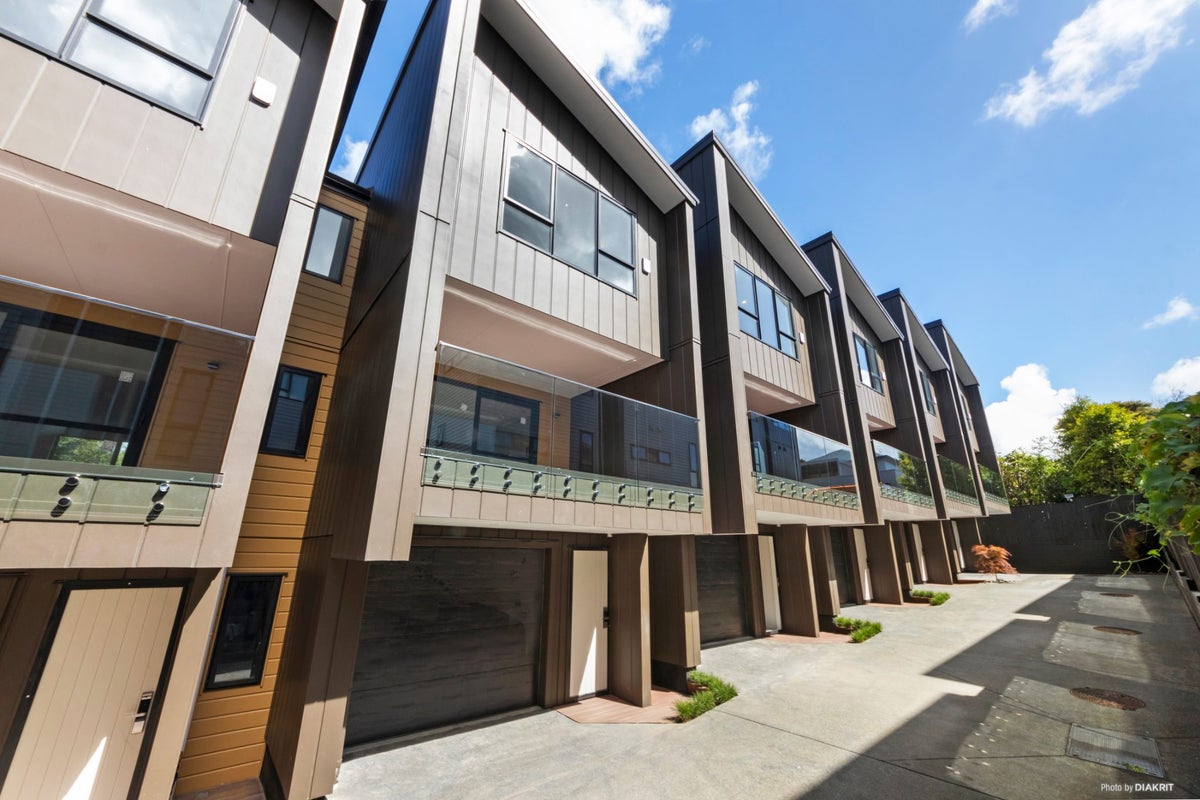 2/30 Potter Avenue, Northcote, Auckland - Carousel 21
