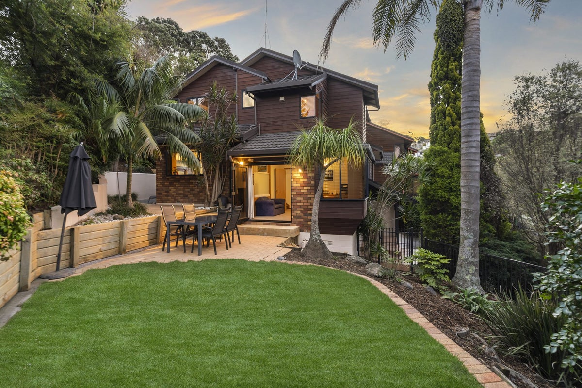 1/8 Penguin Drive, Murrays Bay, Auckland - Carousel 1