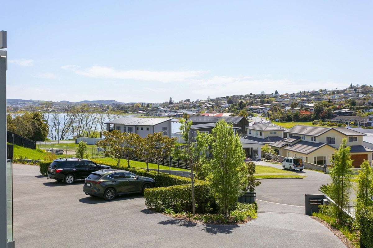 5/6 The Moorings, TWO MILE BAY, TAUPO - Carousel 2