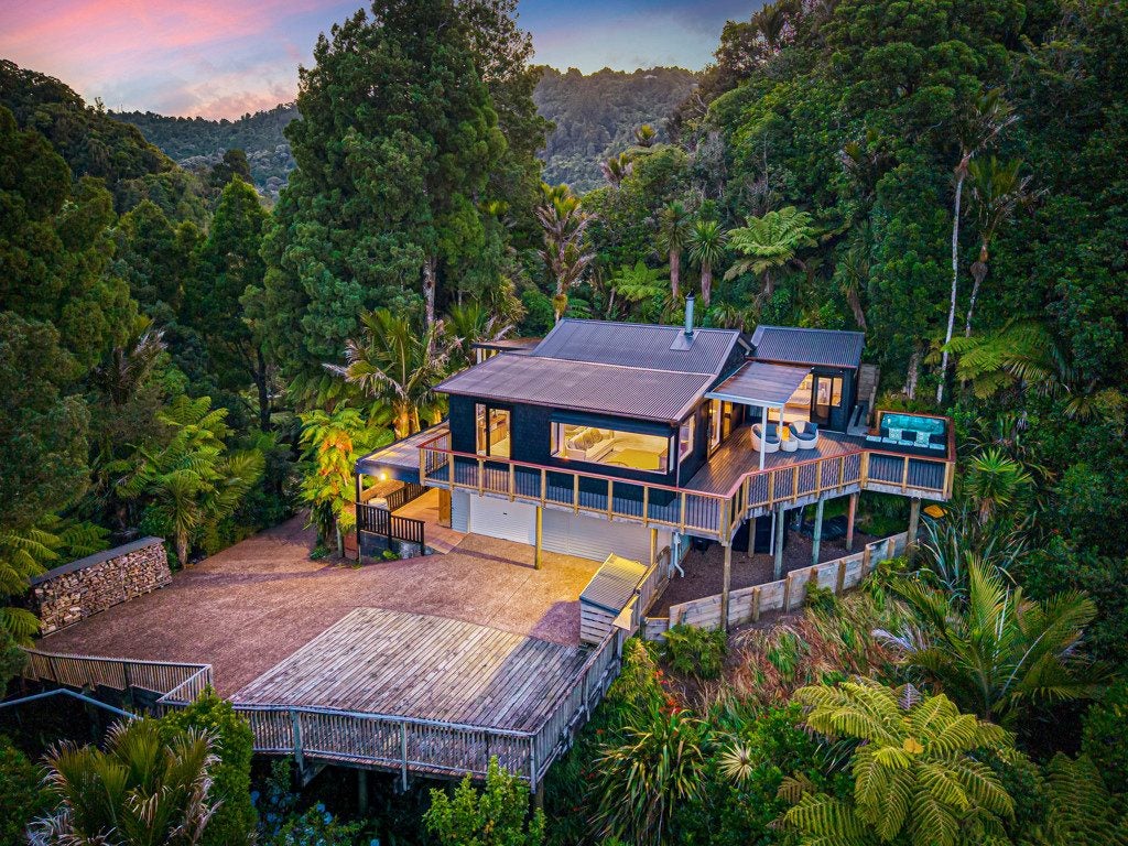 19 Cascade Avenue, Waiatarua, Auckland - Carousel 1