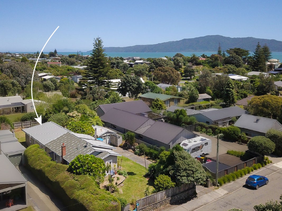 20 Rauparaha Street, Waikanae Beach, Waikanae - Carousel 1