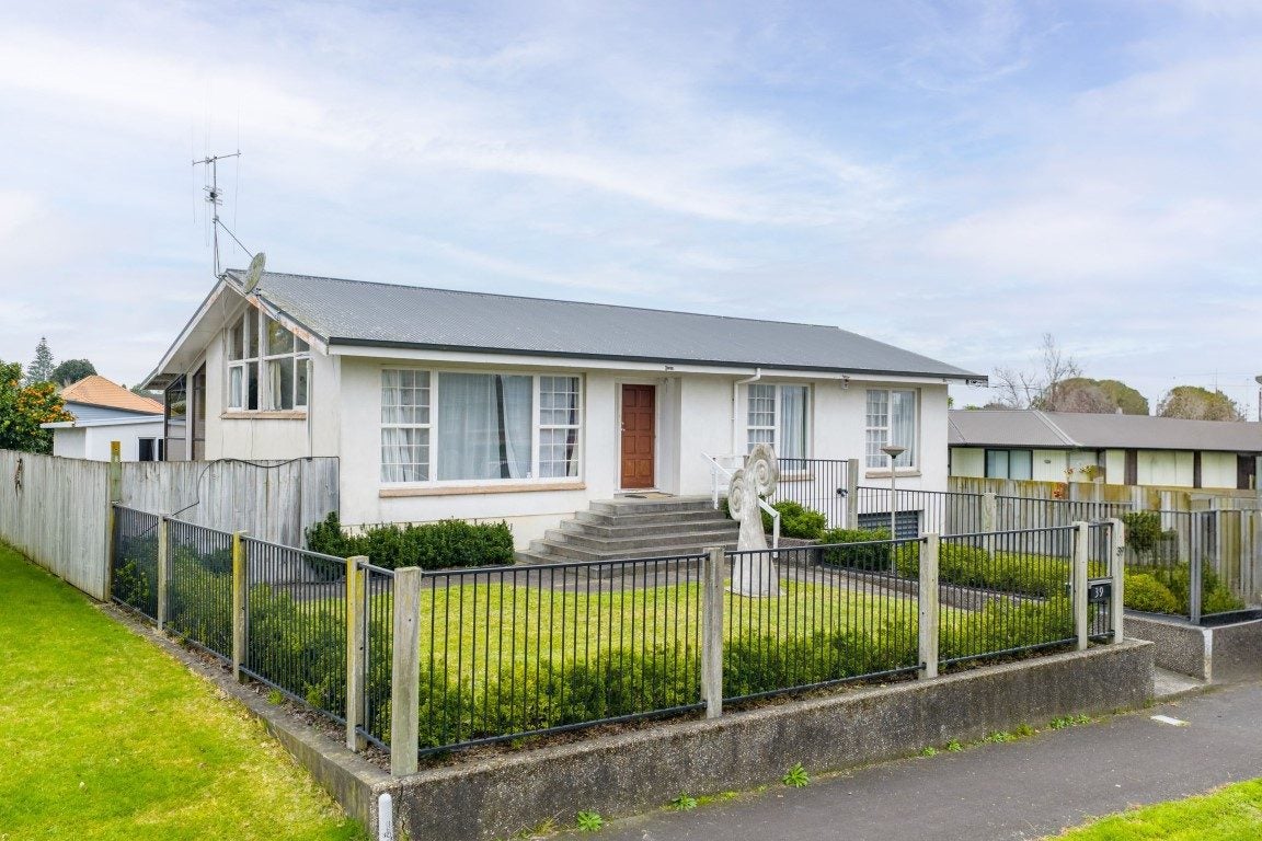 39 Springfield Crescent, Enderley, Hamilton, Waikato - Carousel 1