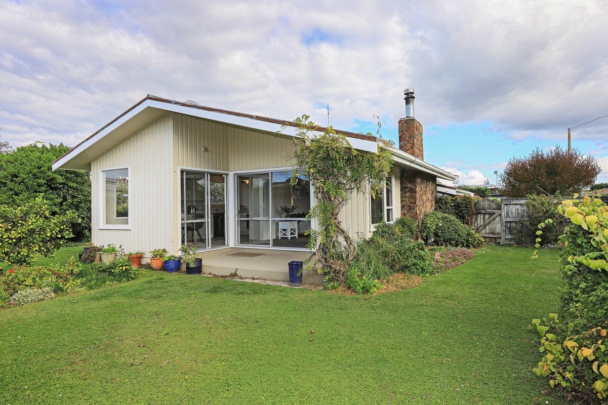 6 Roskilda Crescent, Taradale, Napier - Carousel 2