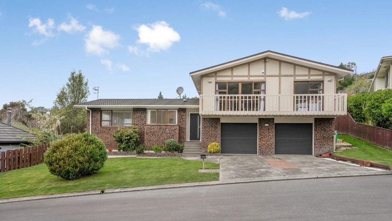 11 Pioneer Grove, Silverstream, Upper Hutt - Carousel 1