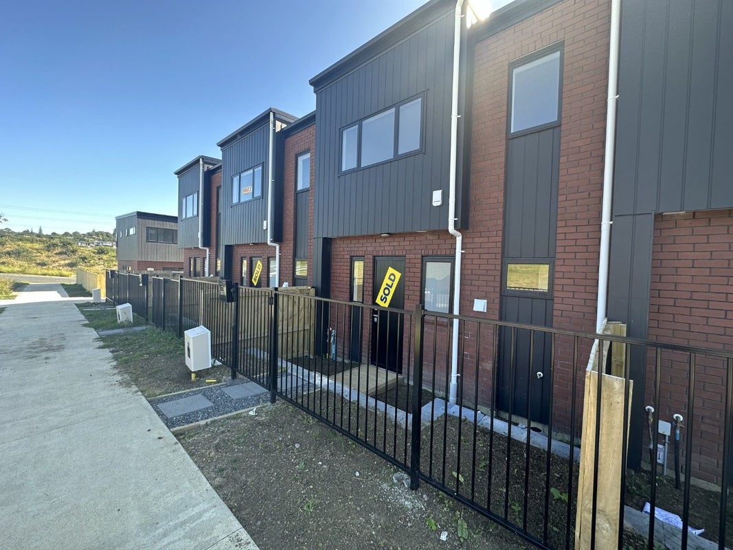 33 Hearth Street, Flat Bush, Auckland - Carousel 1