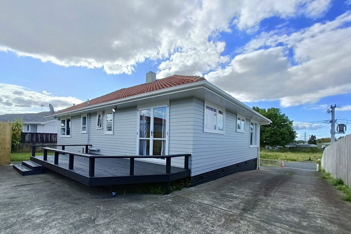 4 Clutha Crescent, Clover Park, Auckland - Carousel 1