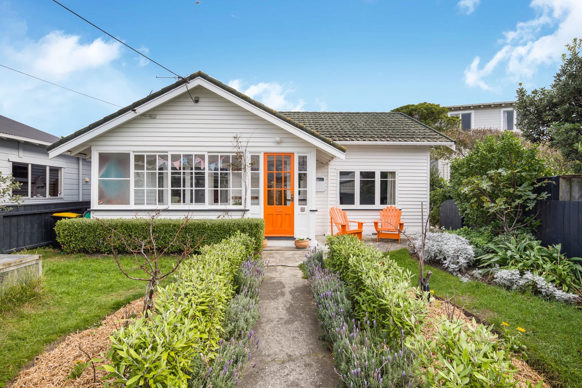 4 Puru Crescent, Lyall Bay, Wellington - Carousel 1