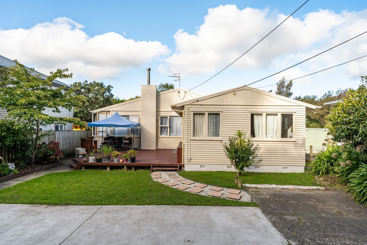298 Main Road, Tawa, Wellington - Carousel 1