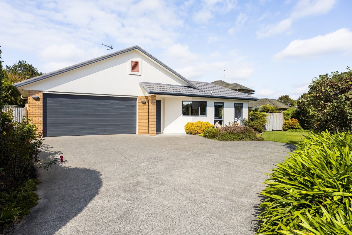 36 Fendalton Drive, Rototuna, Hamilton - Carousel 1