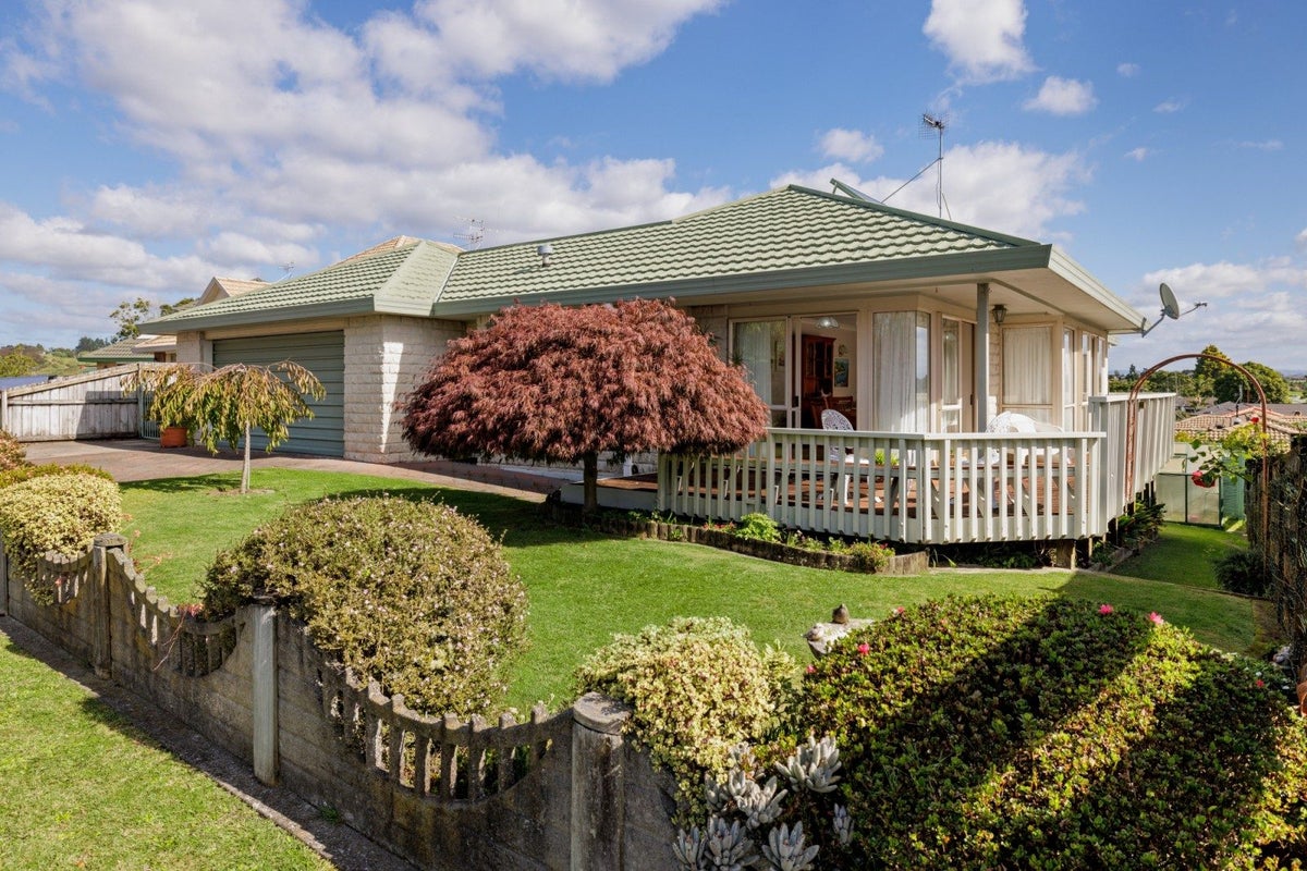10 Ridgemount Terrace, Welcome Bay, Tauranga - Carousel 1