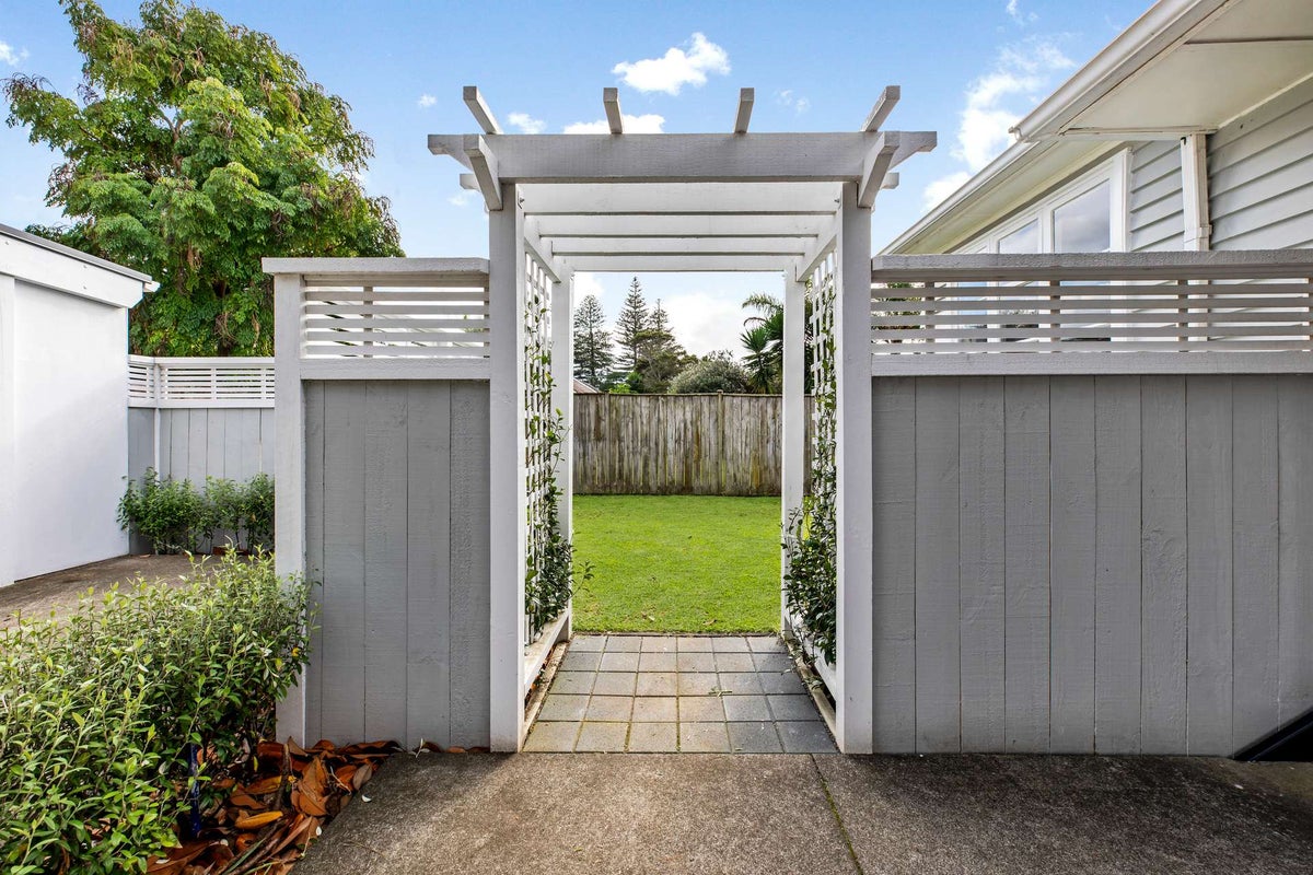 16A Erima Avenue, Point England, Auckland - Carousel 2