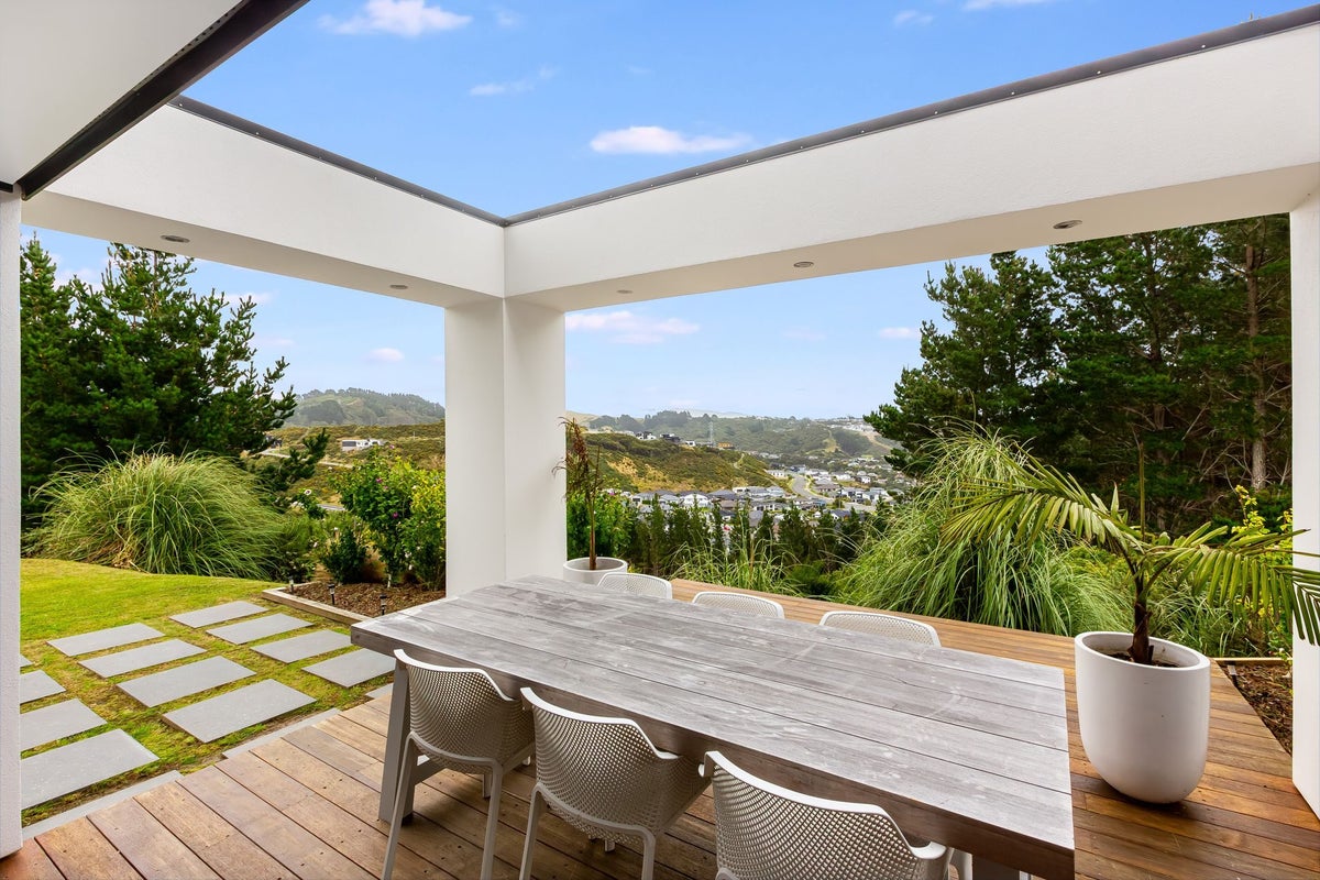 32 Pacific View, Whitby, Porirua - Carousel 50