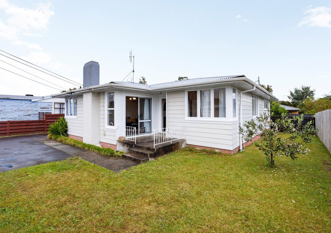 9 Morrison Crescent, Glenview, Hamilton - Carousel 1