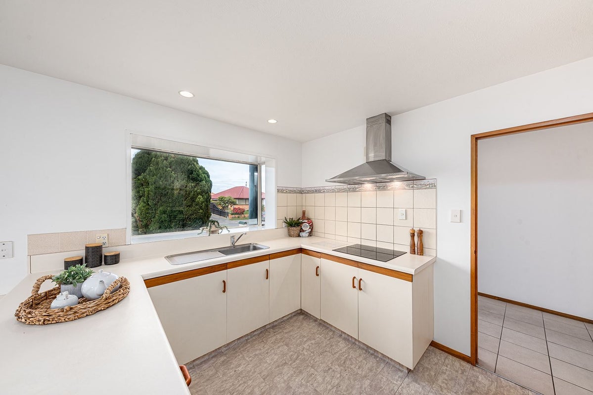 12 Kintyre Drive, Broomfield, Christchurch - Carousel 2