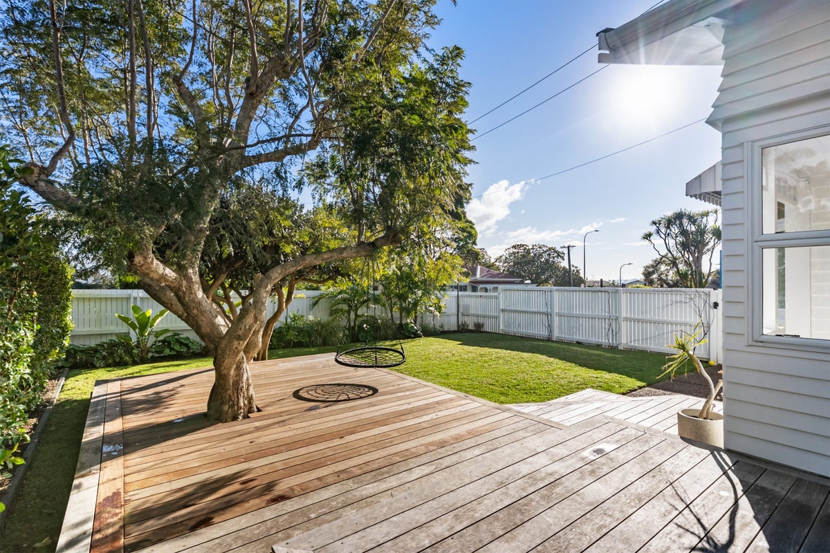 8 Alberta Street, Point Chevalier, Auckland - Carousel 2